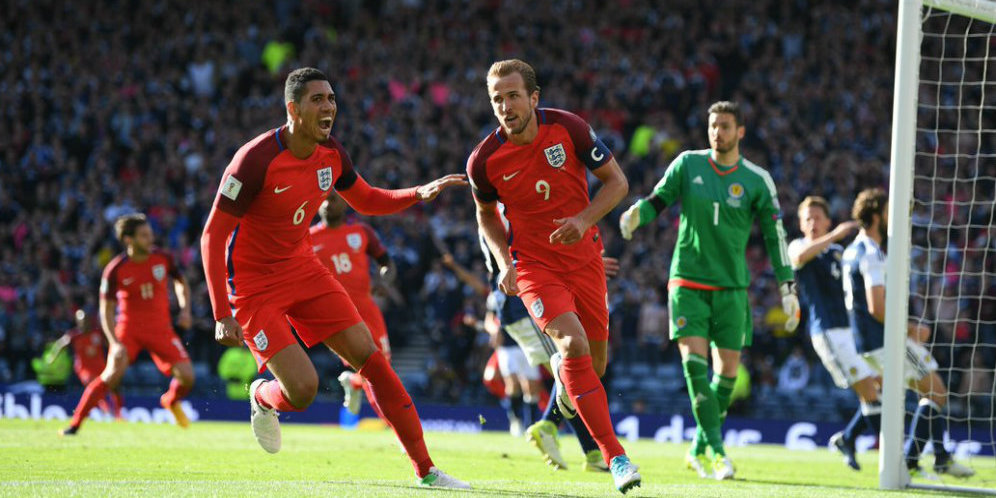 Kane berselebrasi usia bobol gawang Skotlandia.