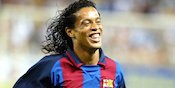Melihat Ronaldinho sebagai Dewa dan Manusia Biasa Melihat Ronaldinho sebagai Dewa dan Manusia Biasa