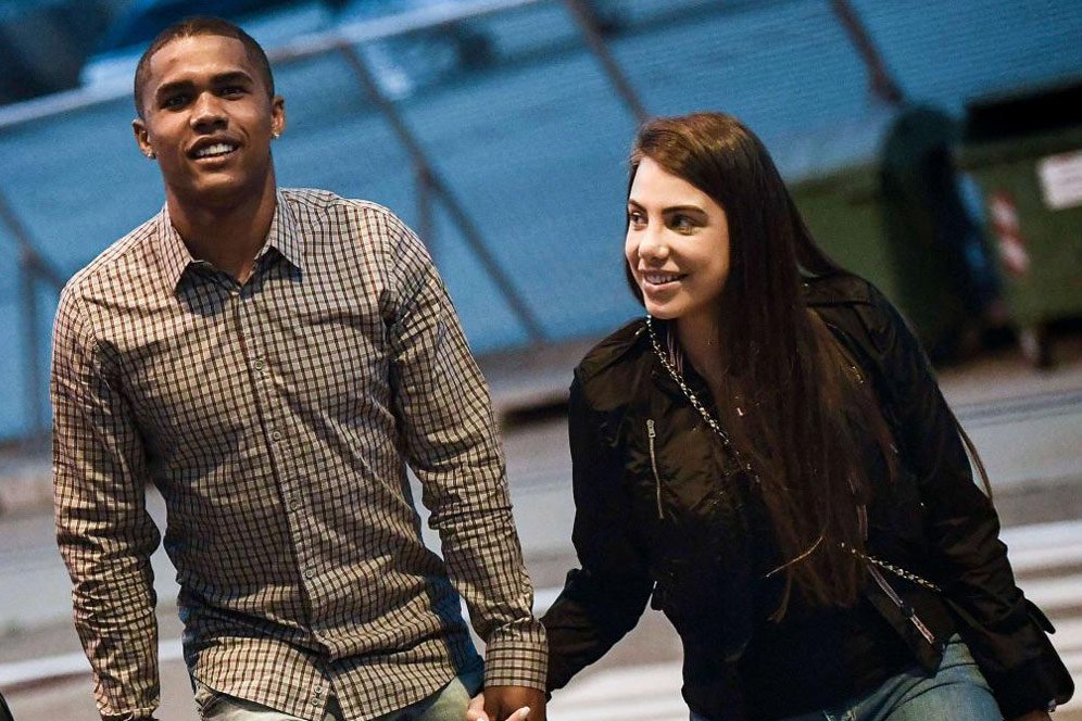 Galeri: Douglas Costa Tiba di Turin Didampingi Sang Istri Galeri: Douglas Costa Tiba di Turin Didampingi Sang Istri
