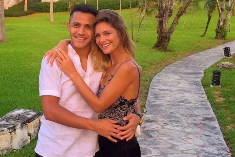 Liburan, Alexis Sanchez Mesra dengan Pacar Anyar Liburan, Alexis Sanchez Mesra dengan Pacar Anyar