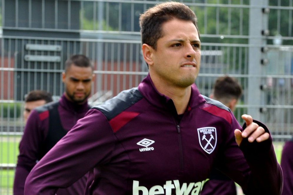 Neville: Chicharito Seharusnya Tidak Tinggalkan MU Neville: Chicharito Seharusnya Tidak Tinggalkan MU