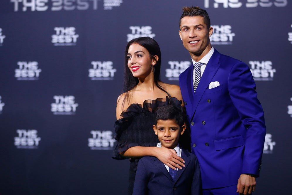 Tobat Hura-Hura, Ronaldo Kini Sibuk Momong Anak Tobat Hura-Hura, Ronaldo Kini Sibuk Momong Anak