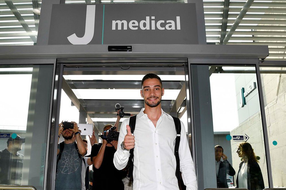 Mattia De Sciglio Jalani Tes Medis di J-Medical