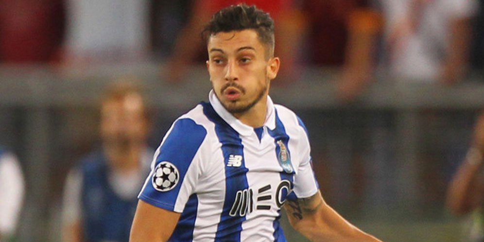Alex Telles (c) AFP