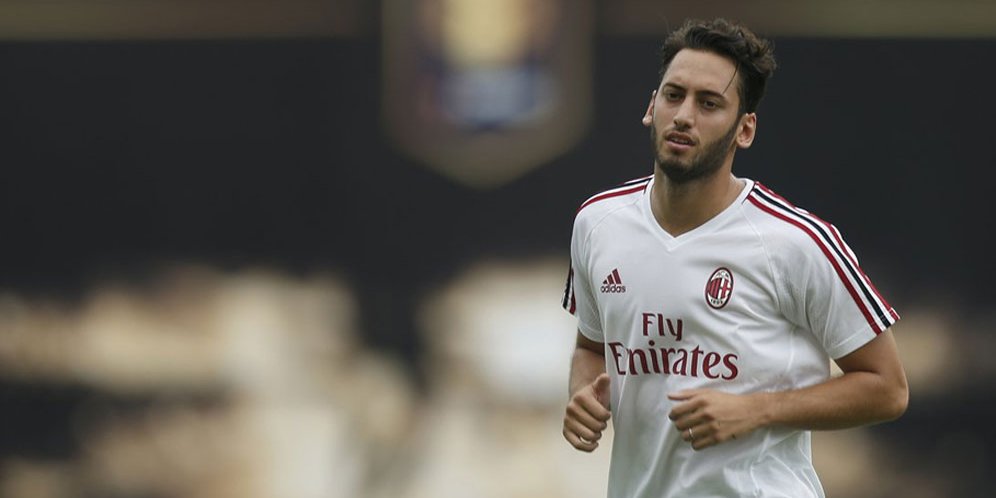 Hakan Calhanoglu (c) AC Milan