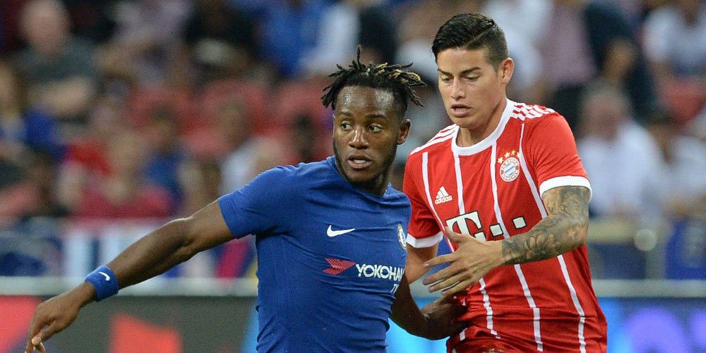 Michy Batshuayi berduel dengan James Rodriguez