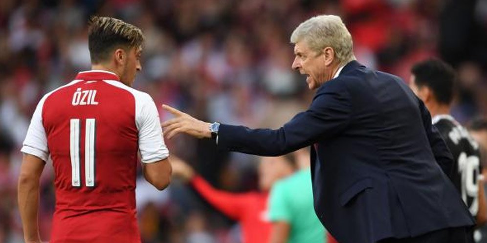 Mesut Ozil dan Arsene Wenger.