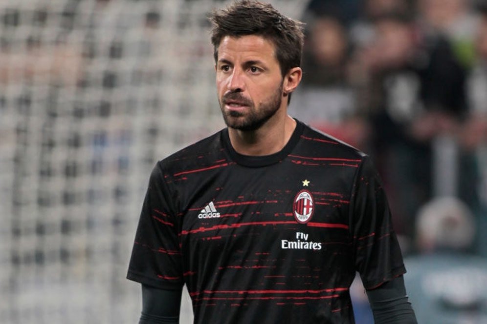 Putra Kiper Milan Ber-jersey Juve, Apa Yang Kamu Pakai Itu?!