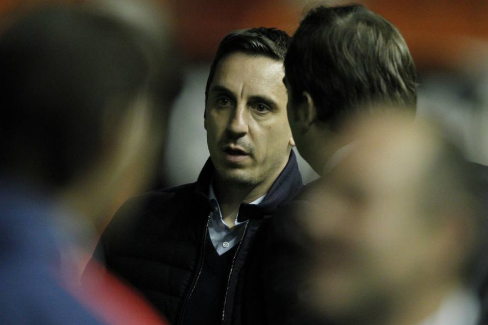 Neville Sebut Liverpool Akan Selalu Dikecewakan Lini Belakangnya Neville Sebut Liverpool Akan Selalu Dikecewakan Lini Belakangnya