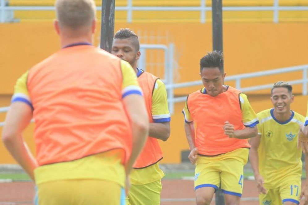 Dihajar Sepuluh Pemain Persipura, Bek Persegres Pasrah Dihajar Sepuluh Pemain Persipura, Bek Persegres Pasrah
