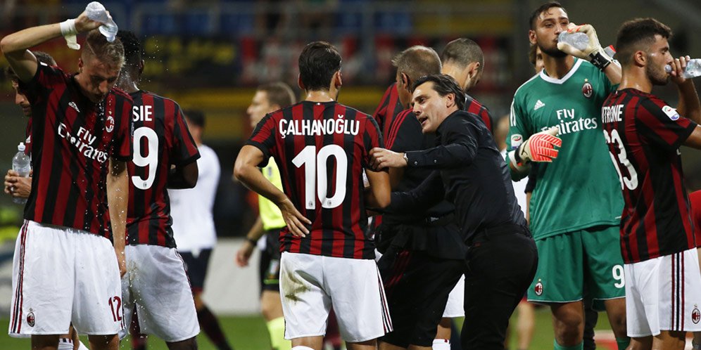 Vincenzo Montella memberi instruksi pada pemain Milan.