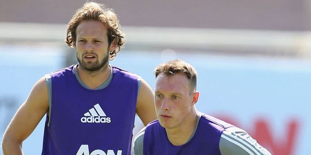 Daley Blind dan Phil Jones
