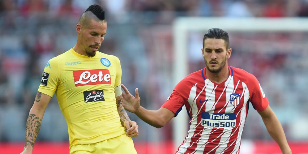 Marek Hamsik berduel dengan Koke