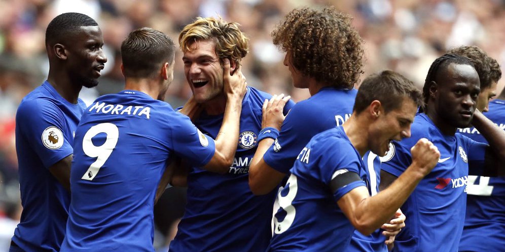 Para pemain Chelsea ucapkan selamat atas gol Alonso.