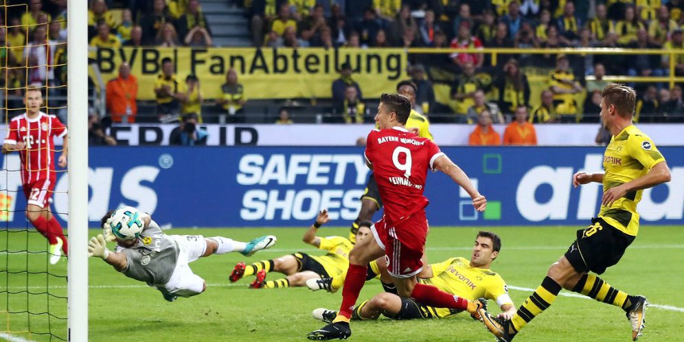 Robert Lewandowski bobol gawang Dortmund.