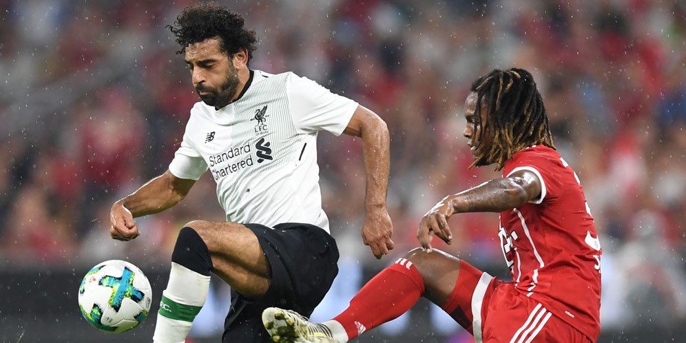 Mohamed Salah berduel dengan Renato Sanches