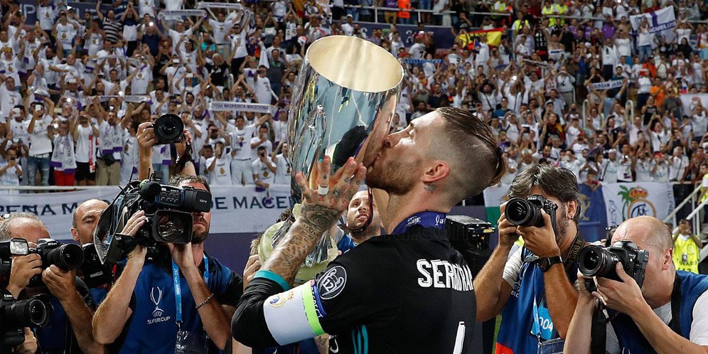 Sergio Ramos mencium trofi Piala Super Eropa.