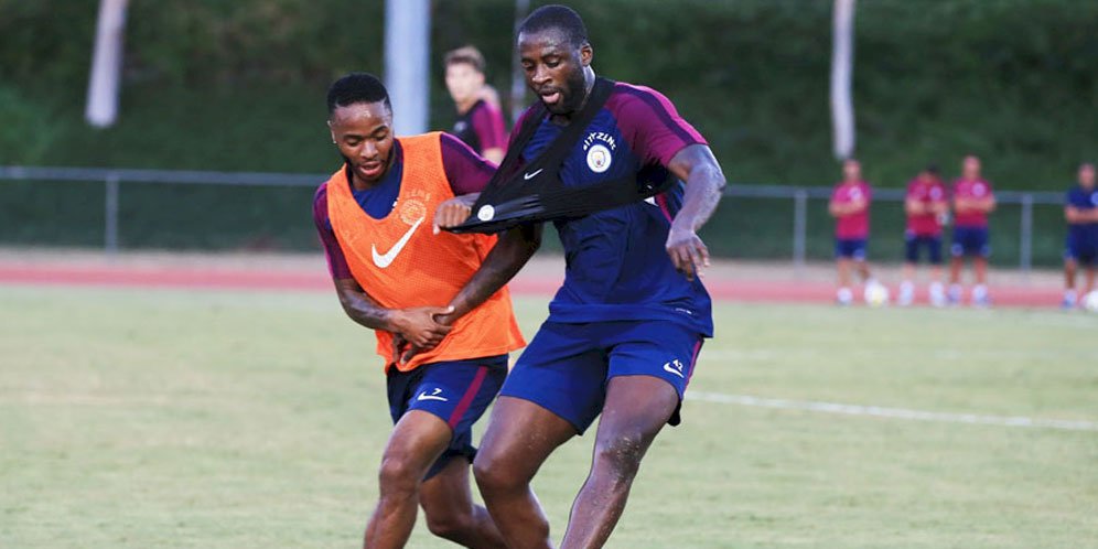 Yaya Toure berebut bola dengan Raheem Sterling