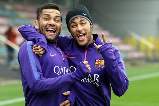 Bantuan Neymar untuk Dani Alves Bantuan Neymar untuk Dani Alves