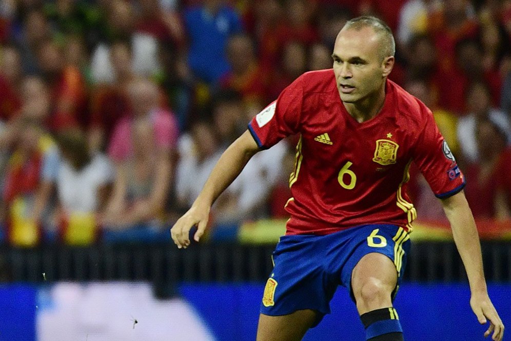 Standing Ovation Untuk Iniesta di Bernabeu Standing Ovation Untuk Iniesta di Bernabeu