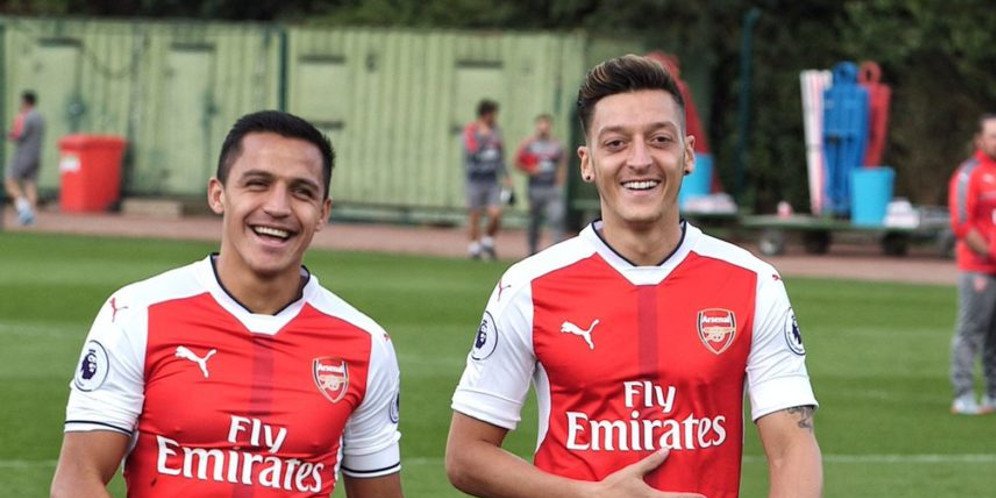Alexis Sanchez dan Mesut Ozil