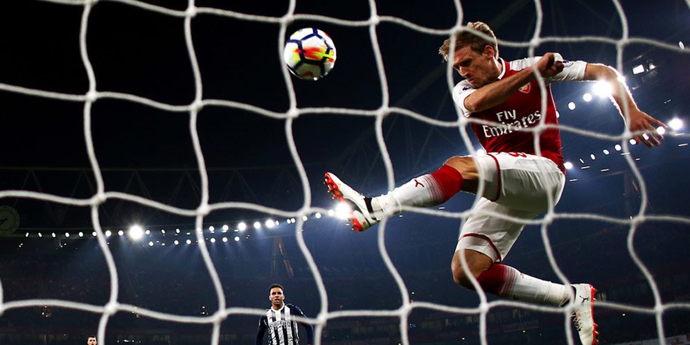 Penyelamatan Monreal di garis gawang.