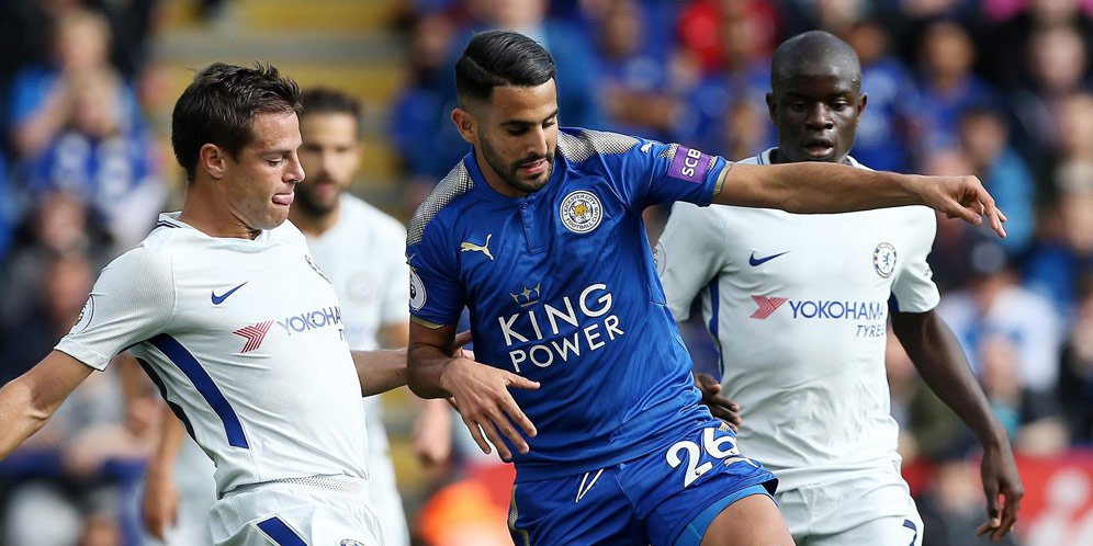 Riyad Mahrez dikepung pemain Chelsea.