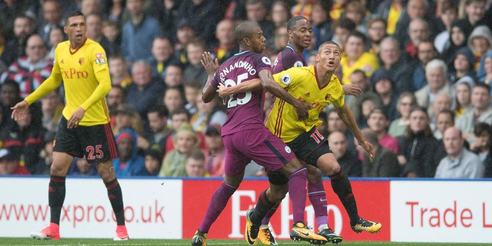 Richarlison dan Fernandinho berebut bola.