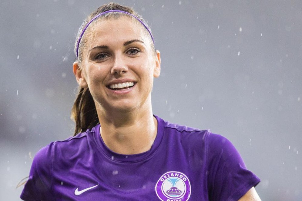 Bikin Ulah di Disneyland, Pesepakbola Tercantik Dunia Diusir Bikin Ulah di Disneyland, Pesepakbola Tercantik Dunia Diusir