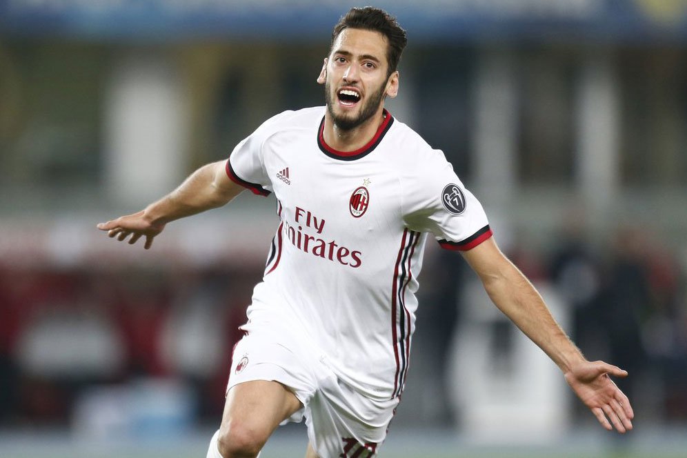 Belum Lama Dibeli, Milan Sudah Ingin Jual Calhanoglu Belum Lama Dibeli, Milan Sudah Ingin Jual Calhanoglu