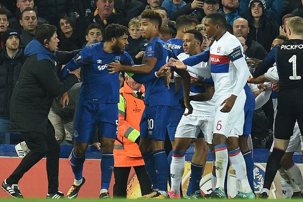 Fans Everton Yang Tonjok Pemain Lyon Sambil Gendong Bayi Dihukum Seumur Hidup Fans Everton Yang Tonjok Pemain Lyon Sambil Gendong Bayi Dihukum Seumur Hidup