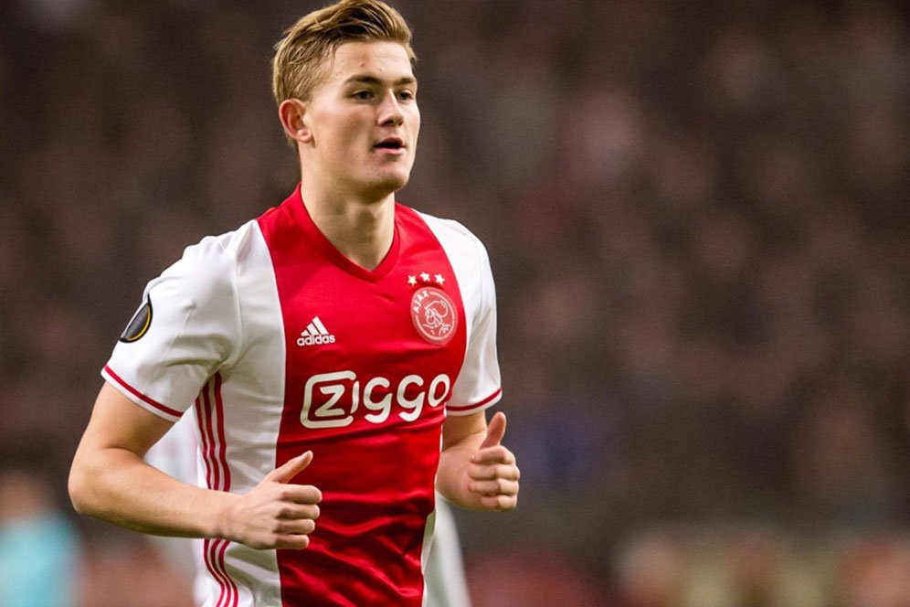 Barca Siap Bayar Mahal untuk Bek 18 Tahun dari Ajax Barca Siap Bayar Mahal untuk Bek 18 Tahun dari Ajax