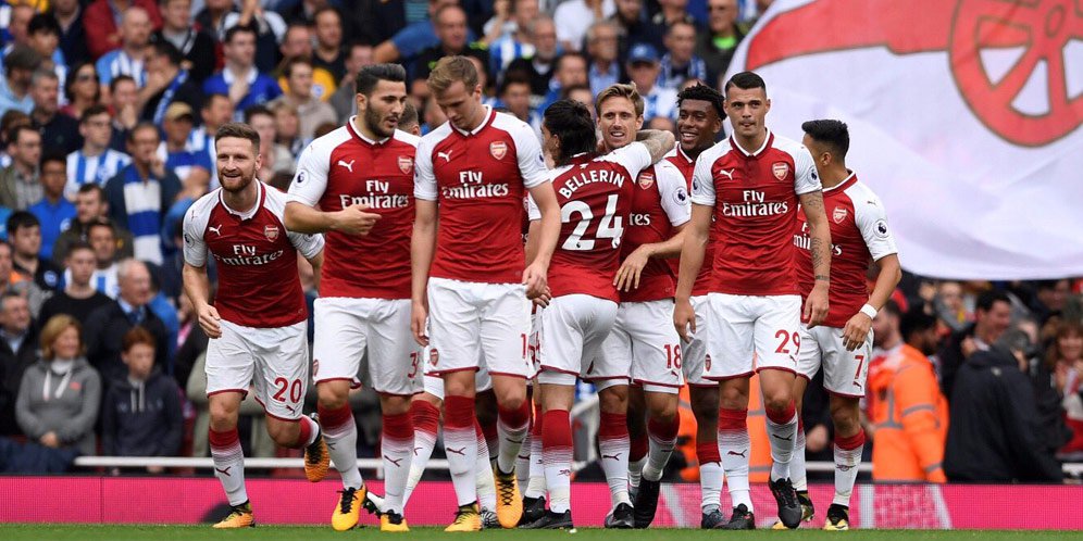 Pemain Arsenal rayakan gol Nacho Monreal.