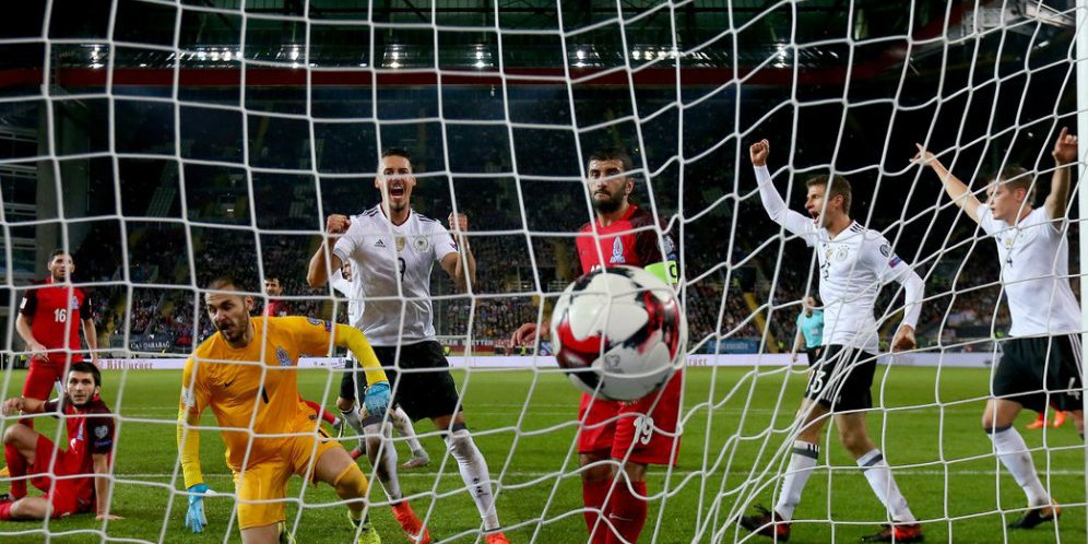Tim Jerman rayakan golnya ke gawang Azerbaijan