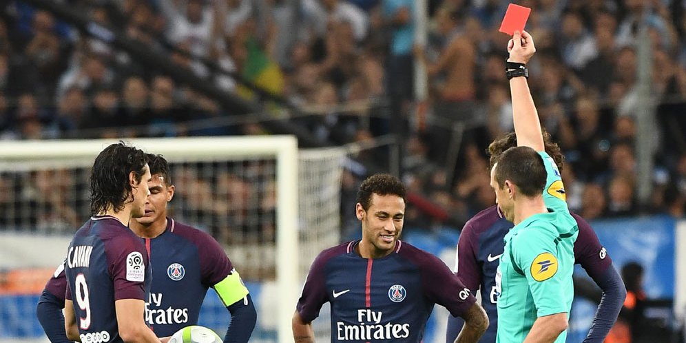 Neymar mendapatkan kartu merah di laga melawan Marseille