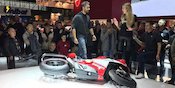 Alamak! Motor Termahal Dunia Ambruk Disenggol Gadis Cantik Alamak! Motor Termahal Dunia Ambruk Disenggol Gadis Cantik