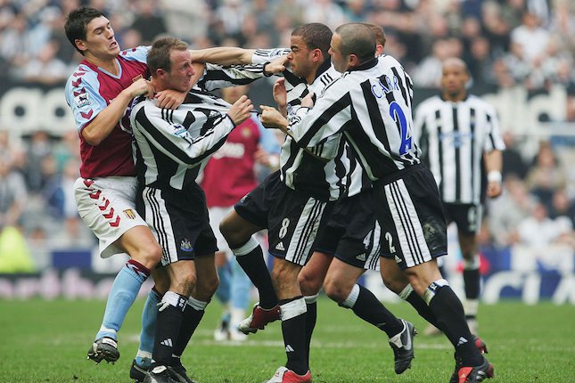 3. Lee Bowyer (100 kartu kuning)