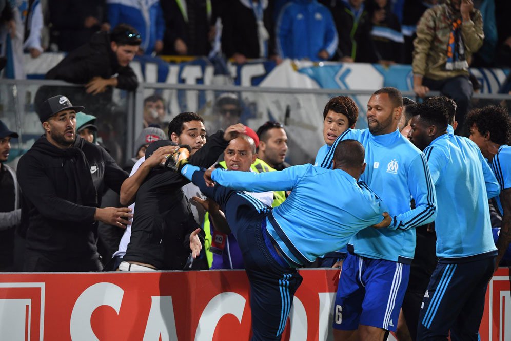 Tendang Suporter Sendiri, Evra Dilarang Main Satu Pertandingan Tendang Suporter Sendiri, Evra Dilarang Main Satu Pertandingan
