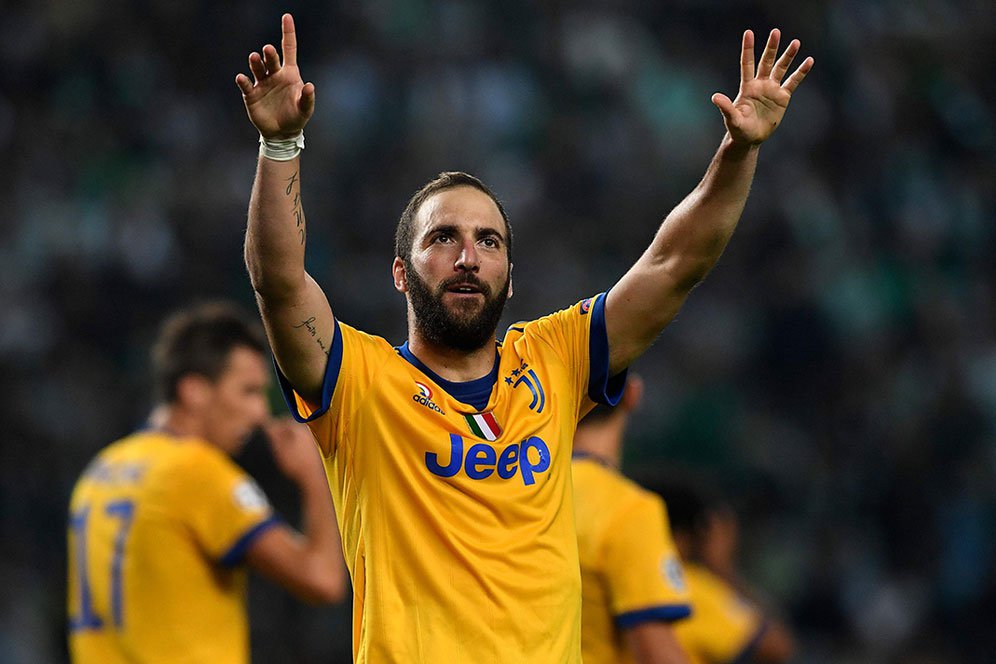 Meski Berseteru dengan Presiden Napoli, Higuain Jaga Hubungan Baik dengan Sarri Meski Berseteru dengan Presiden Napoli, Higuain Jaga Hubungan Baik dengan Sarri