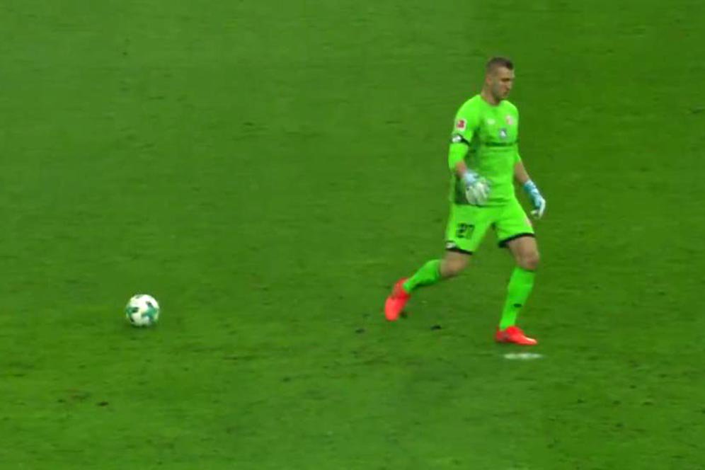 Pengakuan Kiper Mainz, Titik Penalti Dikira Bola Pengakuan Kiper Mainz, Titik Penalti Dikira Bola