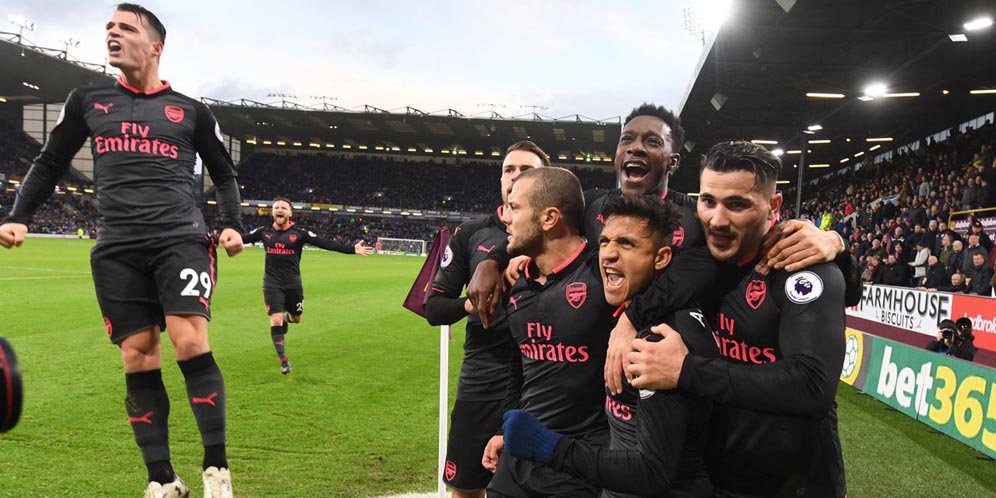 Para pemain Arsenal rayakan gol penalti Sanchez