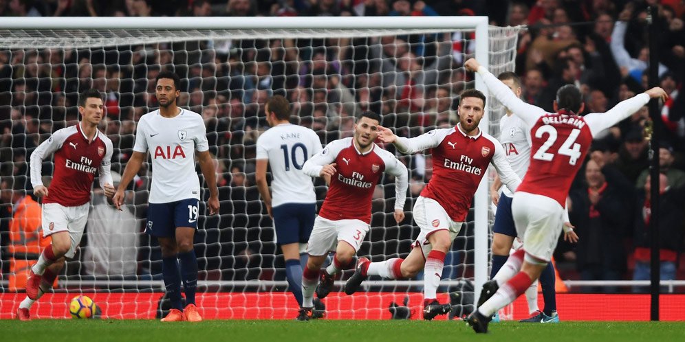 Selebrasi gol Mustafi.