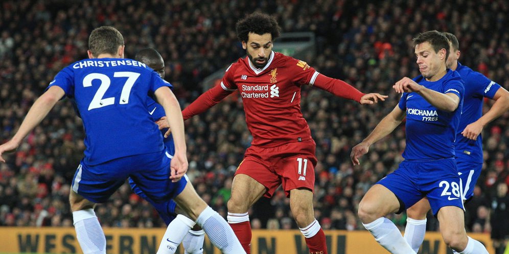 Mohamed Salah dikepung pemain Chelsea.