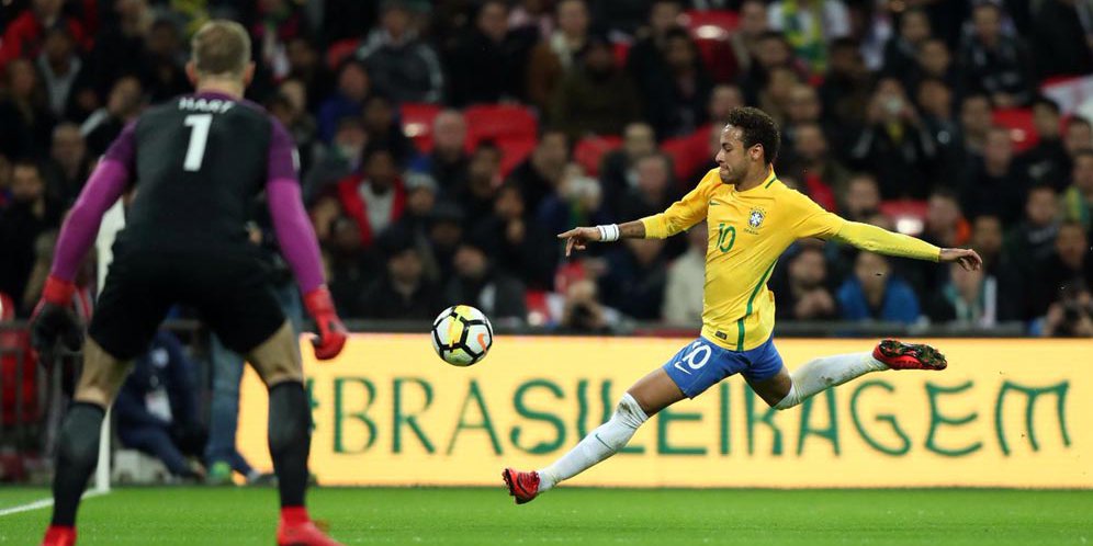 Neymar coba bobol gawang Hart.