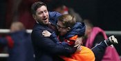 Momen Langka, Pelatih Bristol Rayakan Kekalahkan MU Bersama Ballboy Momen Langka, Pelatih Bristol Rayakan Kekalahkan MU Bersama Ballboy