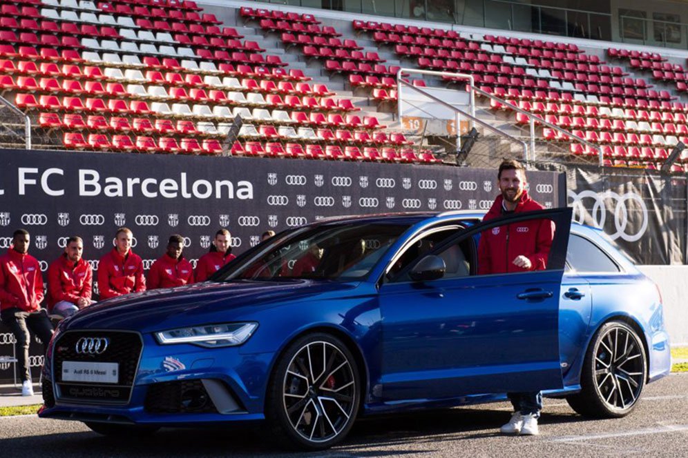 Video: Para Pemain Barca Dapat Mobil Dinas Mewah dari Audi Video: Para Pemain Barca Dapat Mobil Dinas Mewah dari Audi