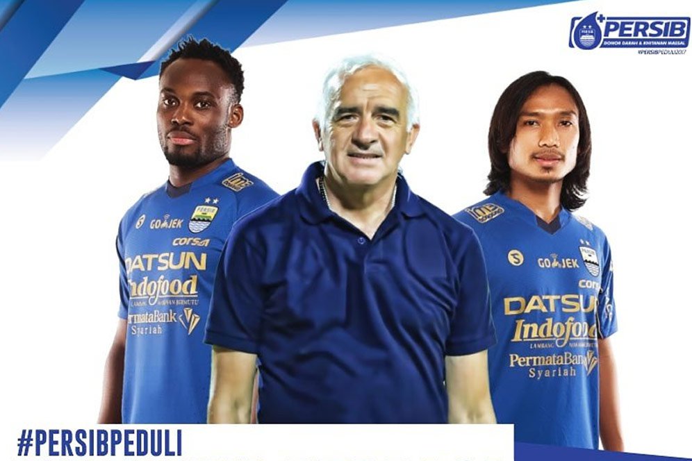 Persib Bandung Launching Tim dengan Acara Sederhana dan Kegiatan Amal Persib Bandung Launching Tim dengan Acara Sederhana dan Kegiatan Amal