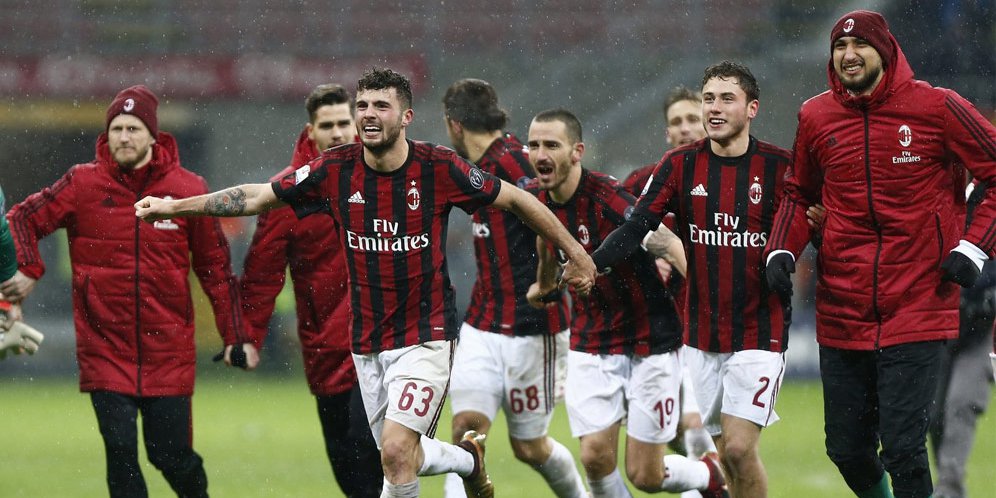 Selebrasi pemain Milan usai kalahkan Inter.