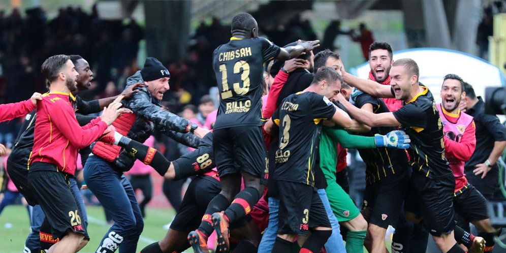 Para pemain Benevento rayakan gol Alberto Brignoli.