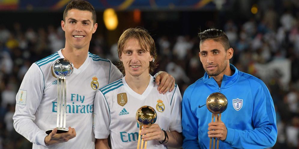 Modric diapit Ronaldo (pemenang Silver Award) dan Urretaviscaya (pemenang Bronze Award).